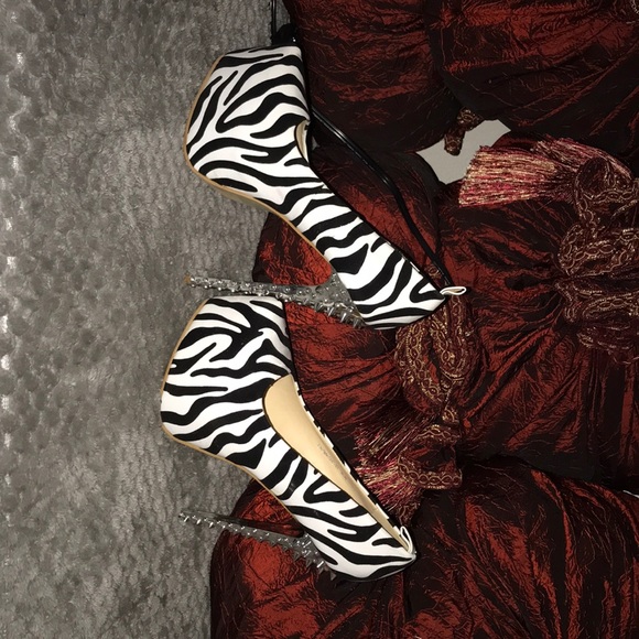 Never worn black an white heels - Picture 4 of 4